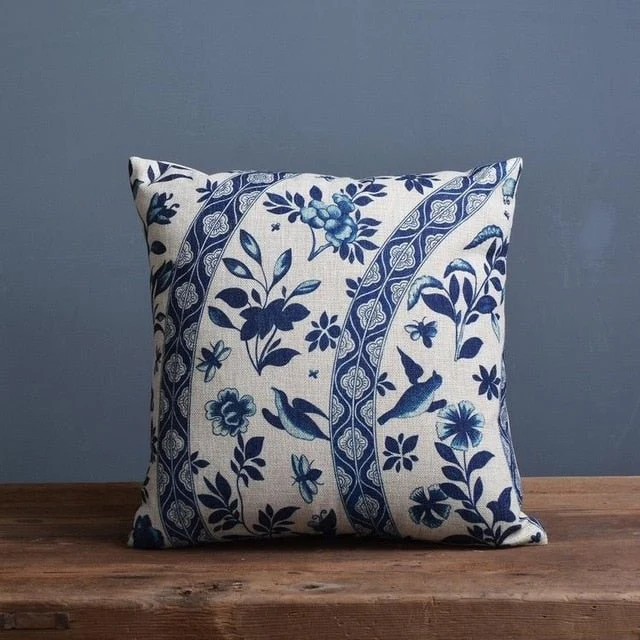 COBALTSCROLL – Pillowcase with traditional porcelain pattern made of linen-cotton blend fabric - Image 3
