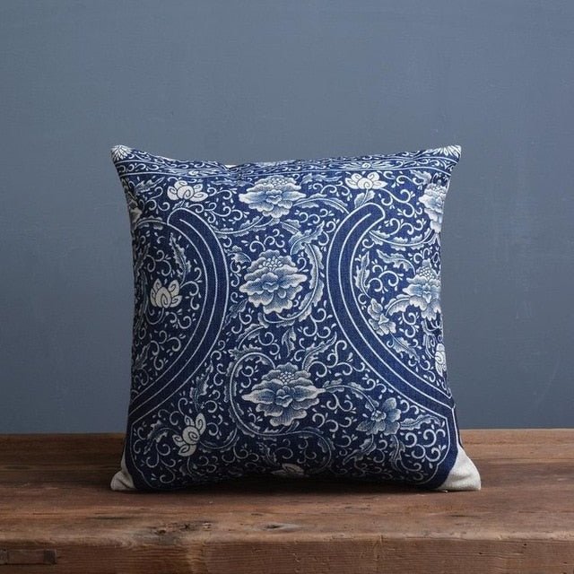 COBALTSCROLL – Pillowcase with traditional porcelain pattern made of linen-cotton blend fabric - Image 4