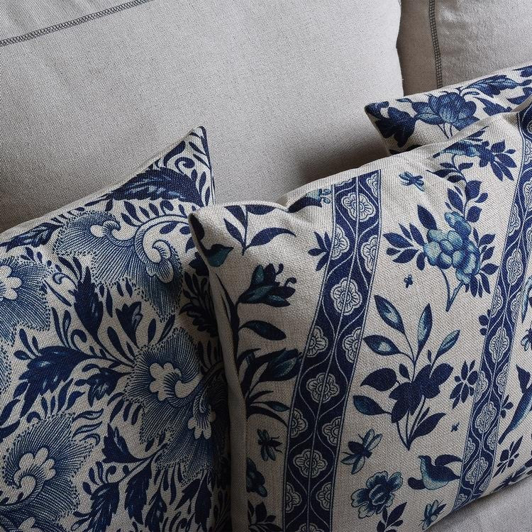 COBALTSCROLL – Pillowcase with traditional porcelain pattern made of linen-cotton blend fabric - Image 9