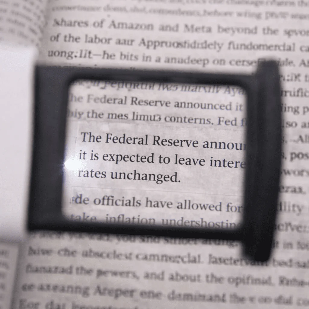 DETAILLESER – Foldable 4x LED Pocket Magnifier for Clear Reading and Precise Detail Work - Image 3