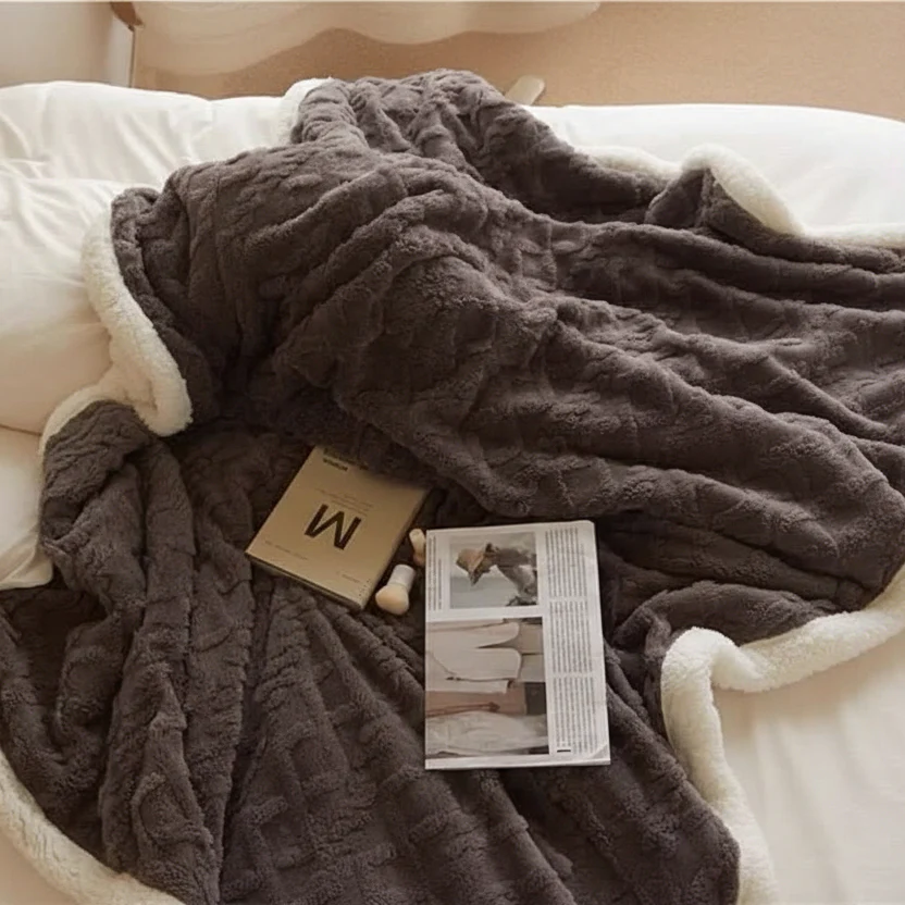 Thick lambswool blanket - Fluffy winter blanket for maximum warmth - Image 7