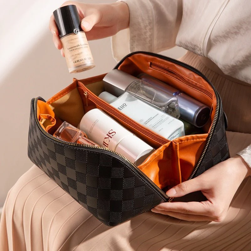 NORMEA – Minimalistic, elegant cosmetic bag with compact organizer design - Image 5