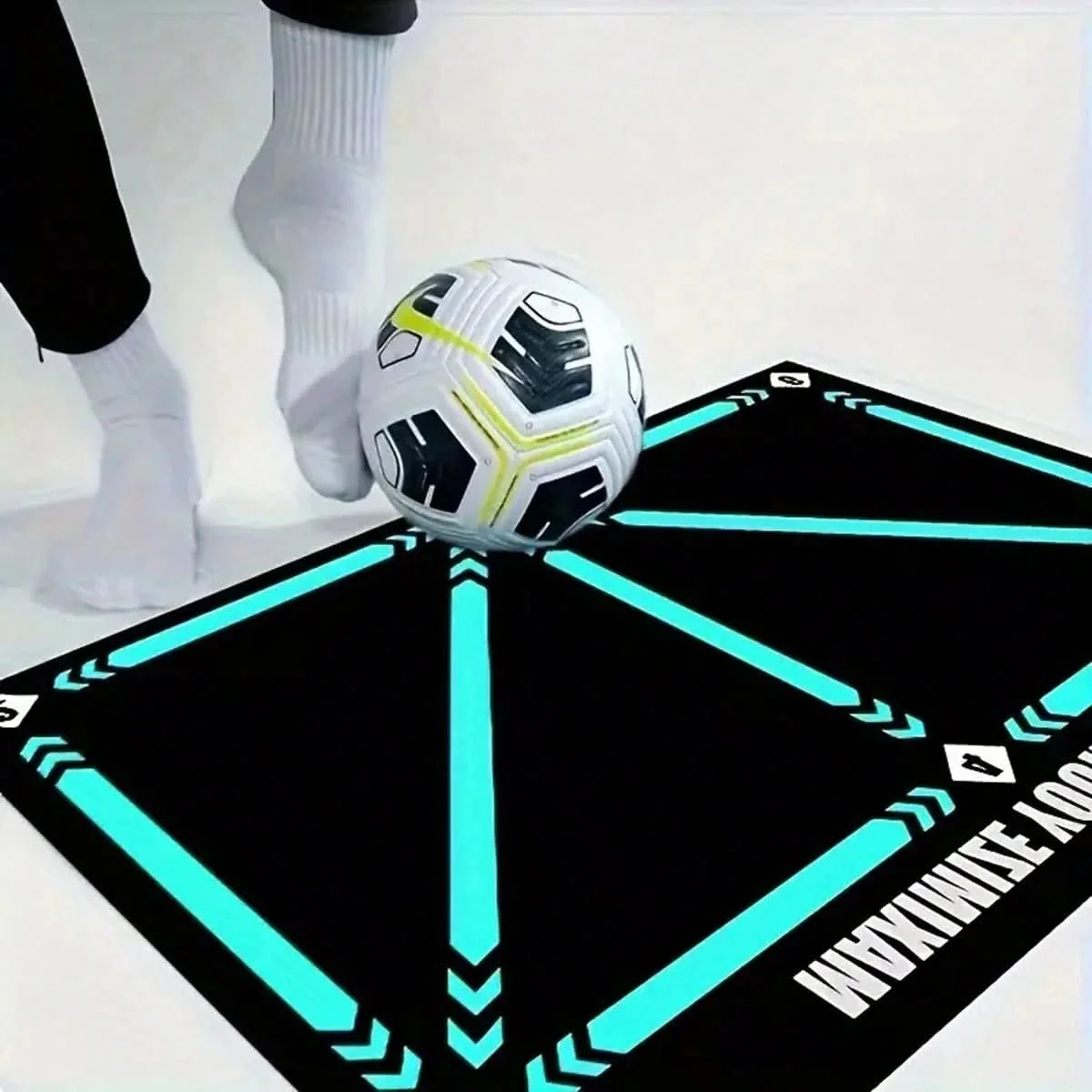 FootMaster non-slip football training mat - perfect for effective training at home - Image 6