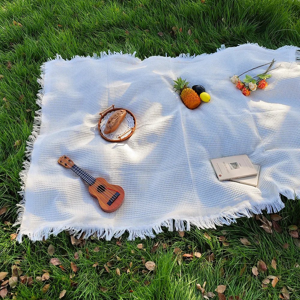 FRINGEFIELD – Lightweight picnic blanket made of cotton blend with decorative tassels - Image 3