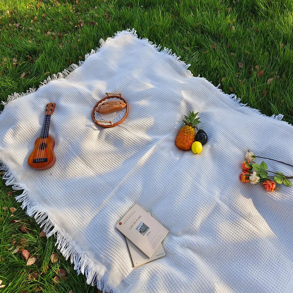 FRINGEFIELD – Lightweight picnic blanket made of cotton blend with decorative tassels - Image 4