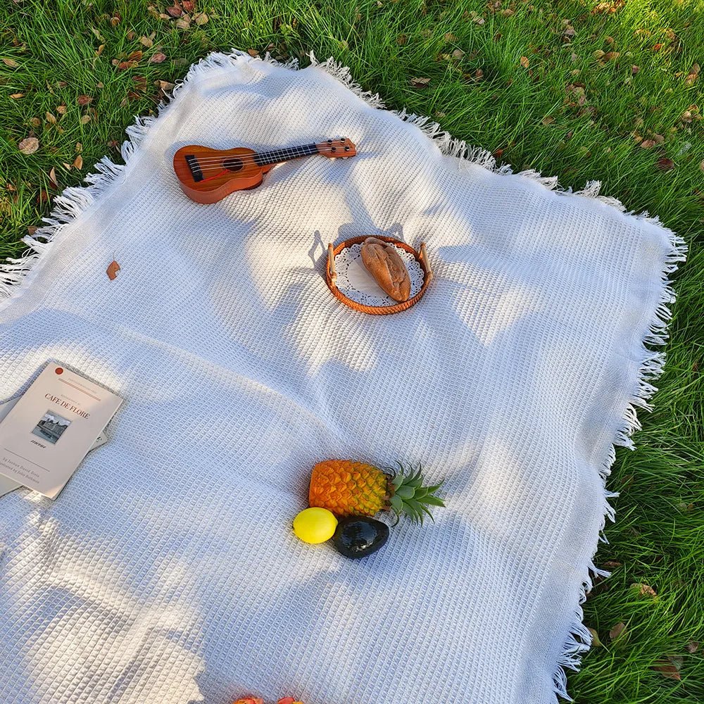 FRINGEFIELD – Lightweight picnic blanket made of cotton blend with decorative tassels - Image 6