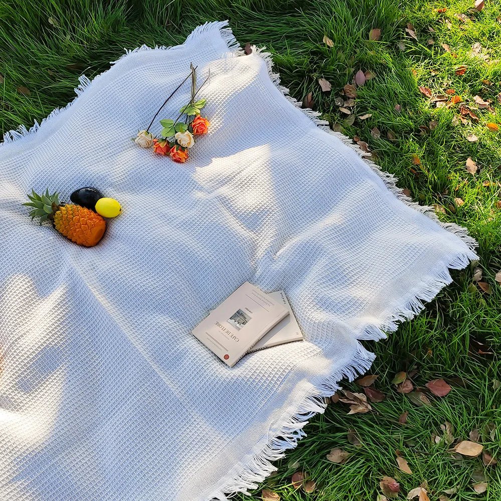 FRINGEFIELD – Lightweight picnic blanket made of cotton blend with decorative tassels - Image 7