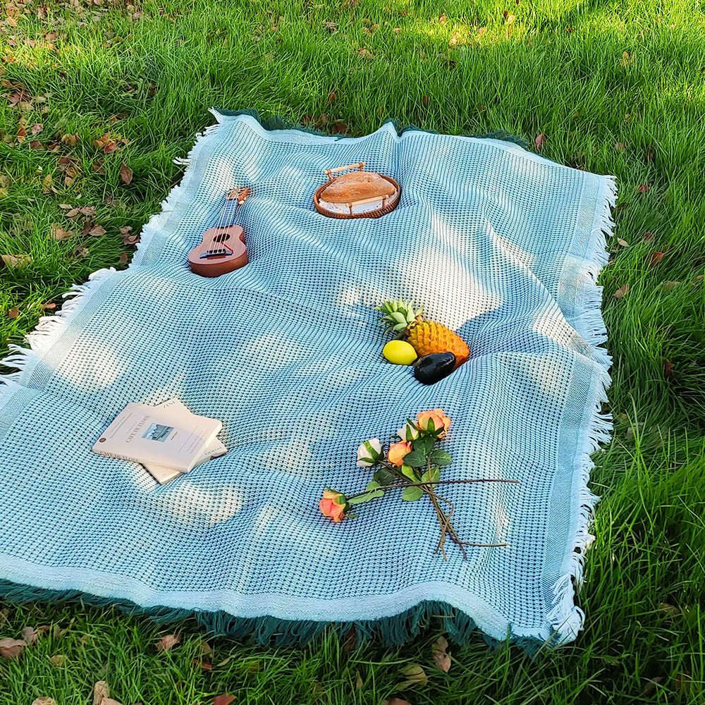 FRINGEFIELD – Lightweight picnic blanket made of cotton blend with decorative tassels - Image 9