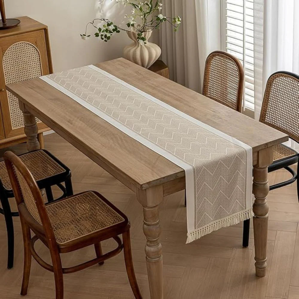 HOMELINE – Premium woven table runner in sandstone with elegant pattern