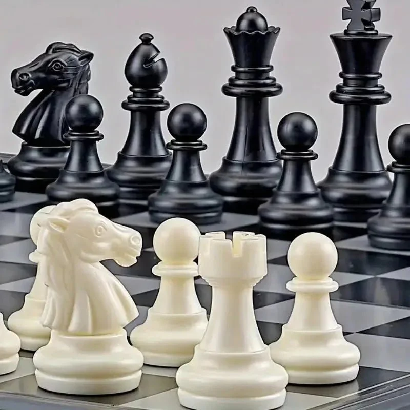 MOVERIQ – Foldable magnetic chess set with portable game board - Image 7