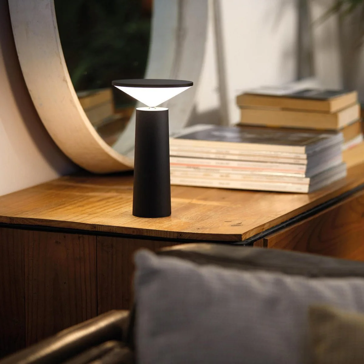 ORBITRAY – Table lamp with rotatable shade & adjustable brightness - Image 4