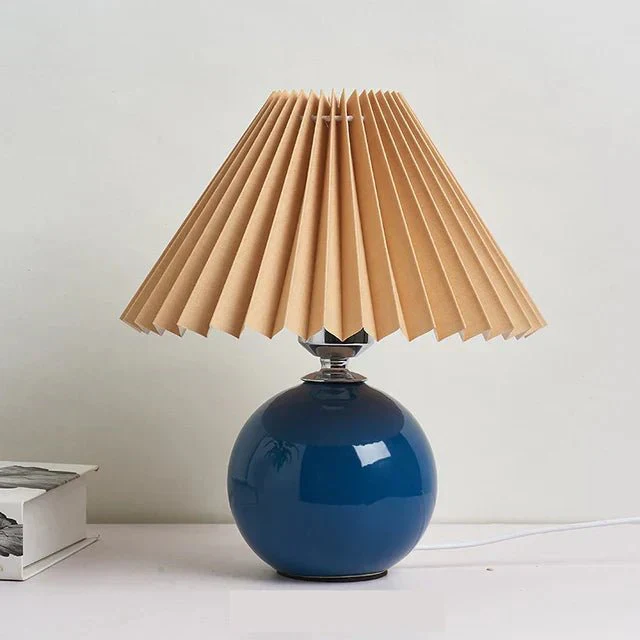RETROLUME – Elegant Vintage Table Lamp with Foldable Lampshade - Image 3