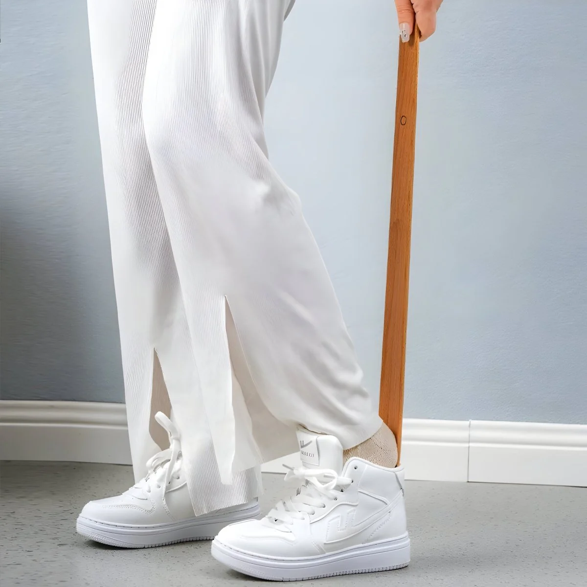 STEPREACHER – Extra long magnetic shoehorn made of wood for effortless putting on - Image 2