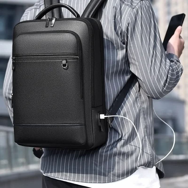 URBANVAULT – Intelligent USB Backpack for Work and Everyday Travel - Image 3