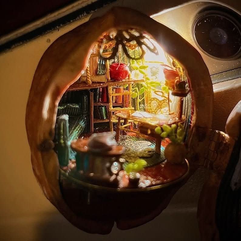 WALDWHISPER – Handmade dollhouse made from walnut shells with interior lighting - Image 8