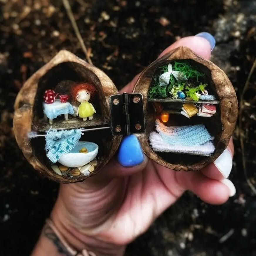 WALDWHISPER – Handmade dollhouse made from walnut shells with interior lighting - Image 9