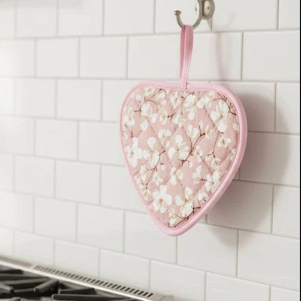 WARMHEART – Heat-resistant heart-shaped pot holders in floral vintage design