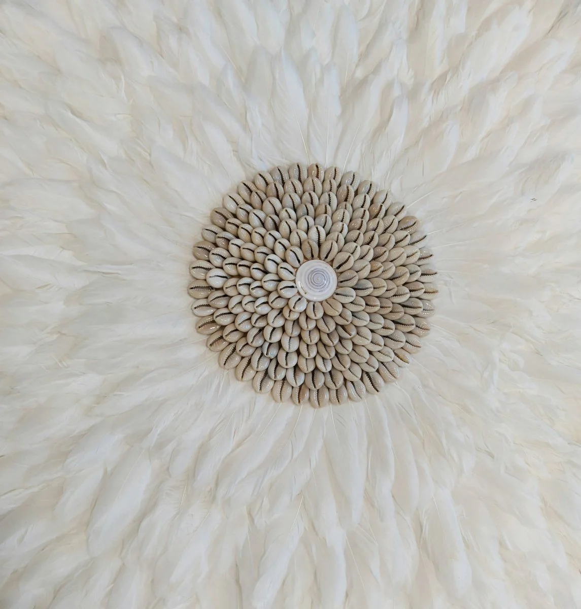 WHITESHELLIA – Elegant Juju Hat made of white feathers - Image 4